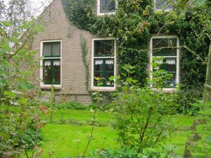 Voorgevel met zicht op de tuinen 